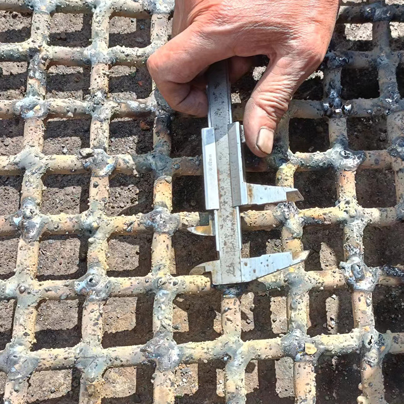 焊接篩網(wǎng)質檢2.jpg 焊接篩網質檢2.jpg