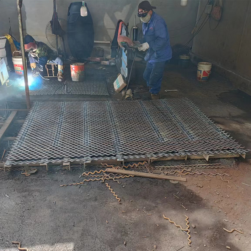 焊接篩網加工中.jpg 焊接(jiē)篩網加工中.jpg