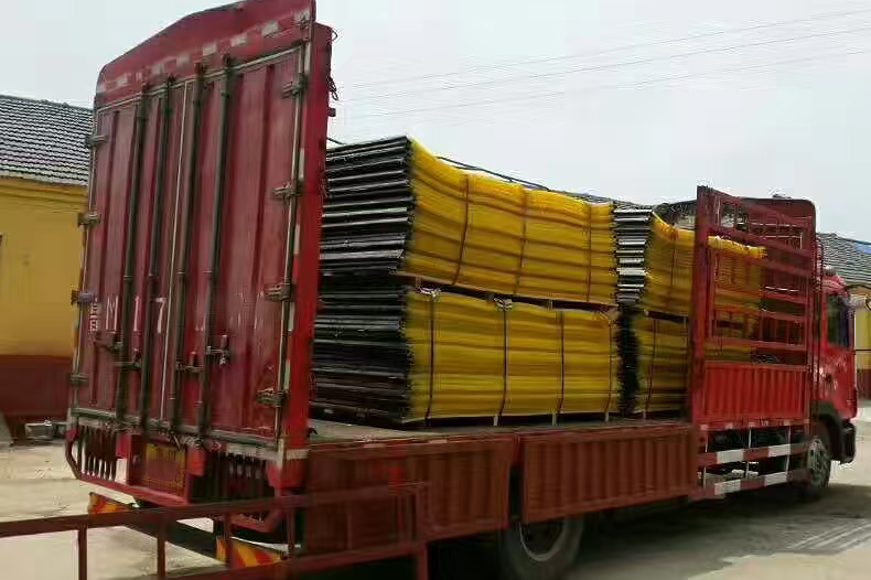 聚氨(ān)酯篩網裝車2.jpg 聚氨酯篩網裝車2.jpg