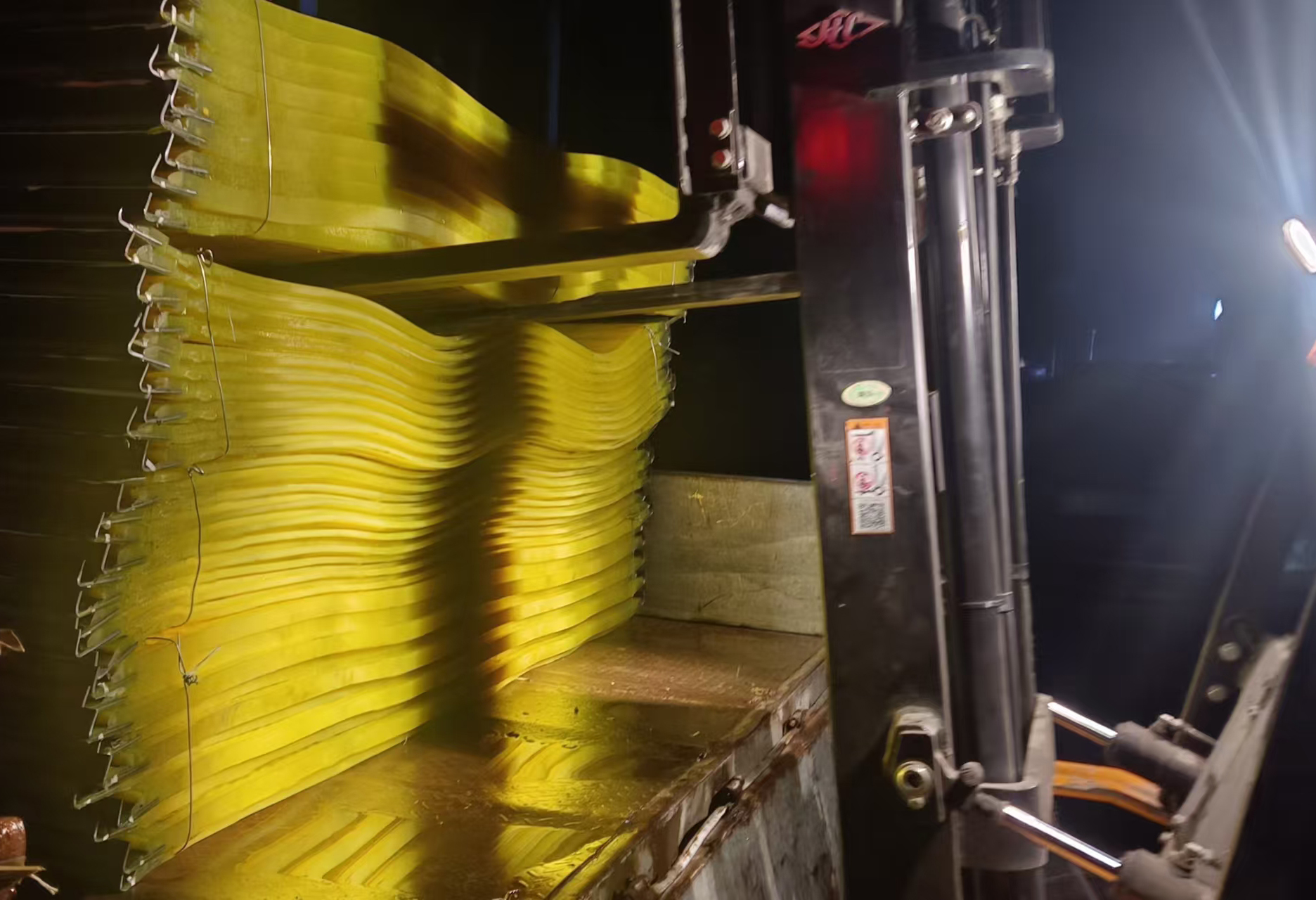 聚氨酯篩(shāi)網裝車7.jpg 聚氨酯篩網(wǎng)裝車7.jpg