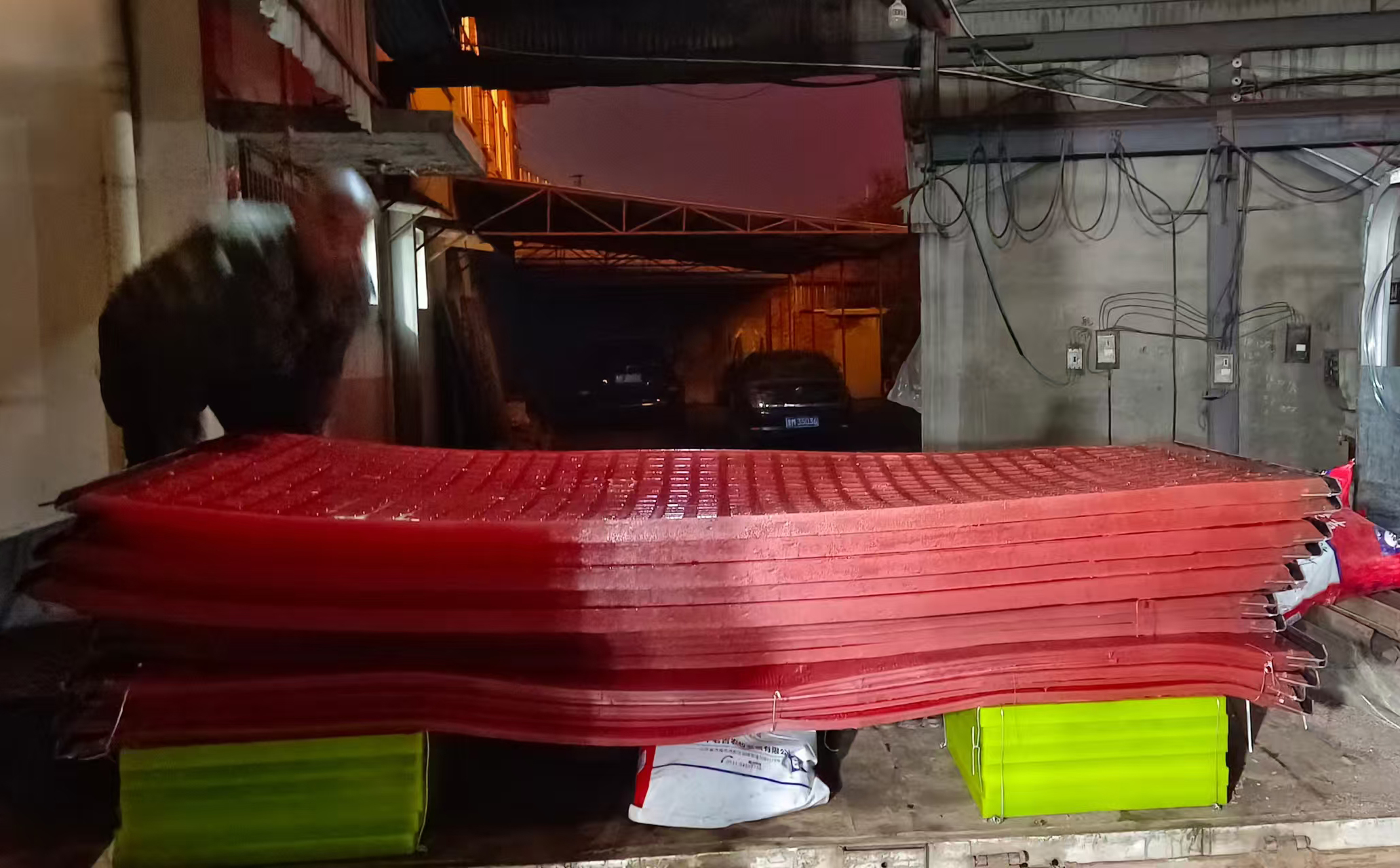 聚氨酯篩網裝(zhuāng)車9.jpg 聚氨酯篩網裝車9.jpg