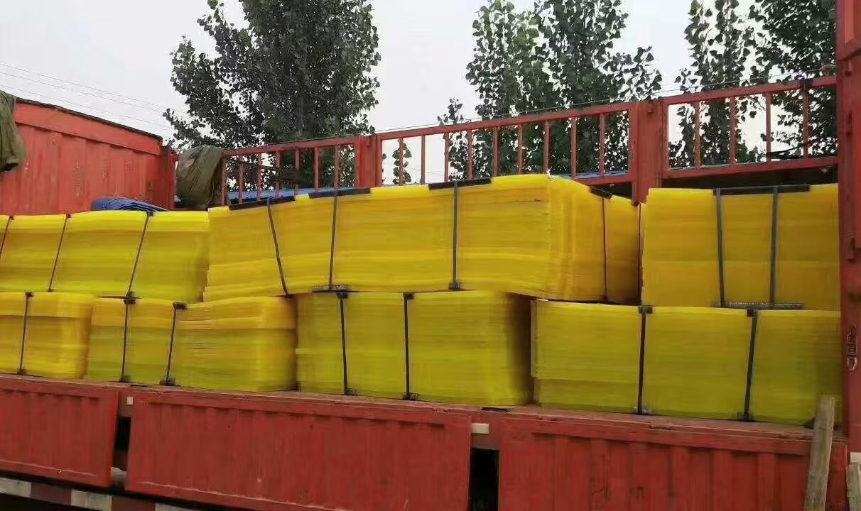 聚氨酯篩網裝車1.jpg 聚(jù)氨酯篩網(wǎng)裝車1.jpg