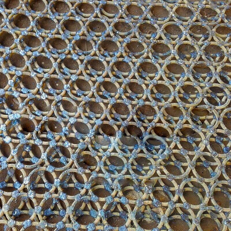 锰钢(gāng)焊接矿(kuàng)筛网(wǎng),局部出(chū)现破(pò)损,是(shì)否需(xū)要更换整层(céng)筛网?